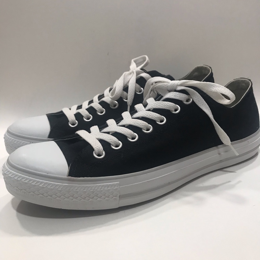 Like new men’s low top black converse size 10